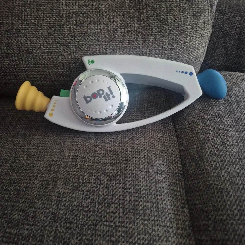 Bop It Hand Held Electronic Talking Game Hasbro 2008 - Tested & Works Great!